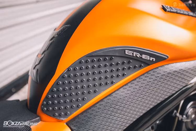 Được độ phong cách nhưng không chỉ để "chạy kiểng", xe được chủ nhân trang bị chống trượt bình xăng dành riêng cho ER-6N khi chạy nhanh.