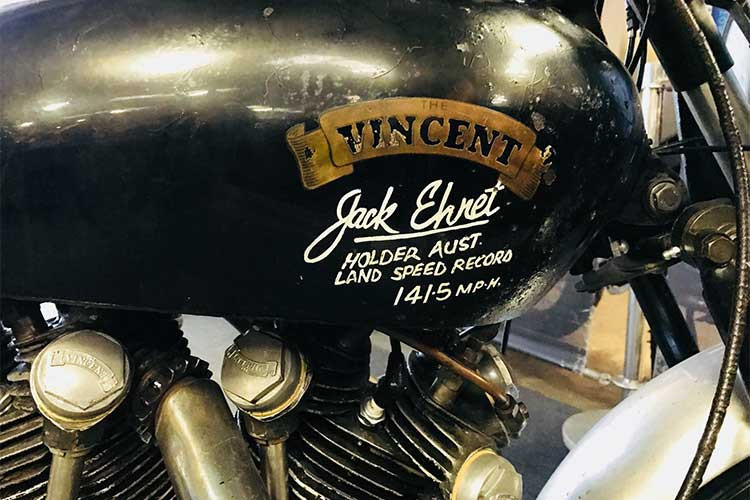 Tuy nhiên, mẫu xe môtô Black Lightning đời 1951 này thậm chí còn tiến xa hơn cả xe hơi, nó được trang bị động cơ công suất cao hơn (tăng từ 55 lên 70 mã lực) và trọng lượng nhẹ hơn (từ 208 kg xuống còn 163 kg).