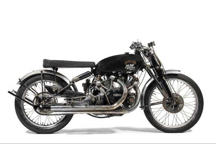 Xuất hiện lần đầu tiên tại London Earls Court Show năm 1948, việc sản xuất ra Vincent Black Lightning đã gây bất ngờ khi giá bán được công bố trên 500 bảng Anh (tương đương khoảng 16 triệu đồng), khá cao thời đó.