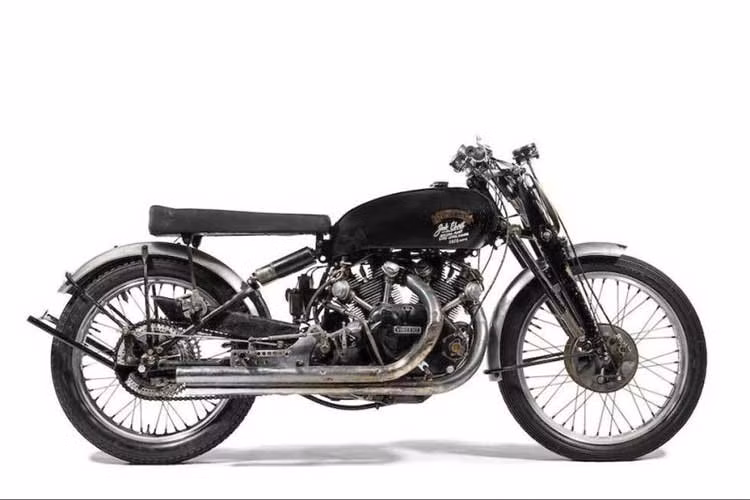 Xuất hiện lần đầu tiên tại London Earls Court Show năm 1948, việc sản xuất ra Vincent Black Lightning đã gây bất ngờ khi giá bán được công bố trên 500 bảng Anh (tương đương khoảng 16 triệu đồng), khá cao thời đó.