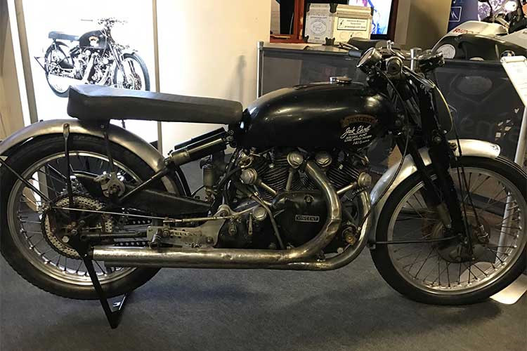 Chiếc môtô hàng cổ “Tia chớp đen” – Vincent Black Lightning từng được sản xuất đúng 30 chiếc và đến nay chỉ còn lại 19 chiếc được lưu giữ. Được biết đây là chiếc siêu môtô đã từng lập kỷ lục tốc độ tại Australia khi đạt tốc độ 141.5 mph (227.7 km/h) và thuộc sở hữu của tay đua Jack Ehnet.