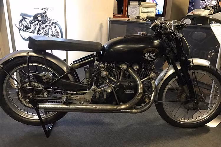 Chiếc môtô hàng cổ “Tia chớp đen” – Vincent Black Lightning từng được sản xuất đúng 30 chiếc và đến nay chỉ còn lại 19 chiếc được lưu giữ. Được biết đây là chiếc siêu môtô đã từng lập kỷ lục tốc độ tại Australia khi đạt tốc độ 141.5 mph (227.7 km/h) và thuộc sở hữu của tay đua Jack Ehnet.