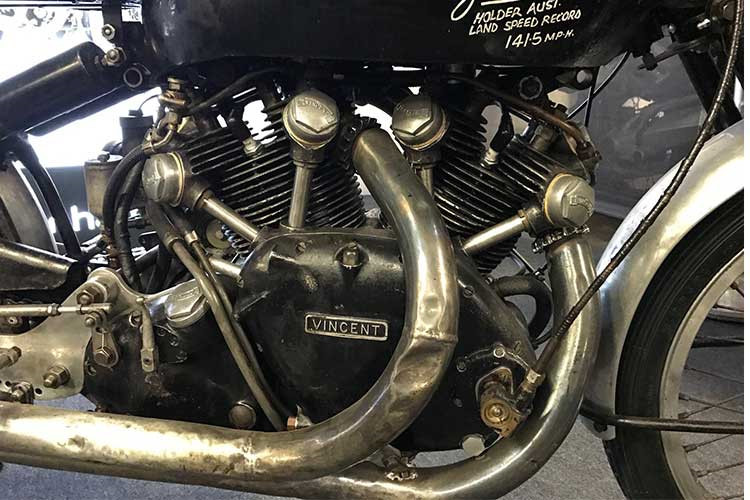 Buồng đốt của chiếc xe máy đồng nát - Vincent Black Lightning đời 1951 này được phủ bóng, các van (xuppap) được mạ một lớp chất hóa học cứng hơn và bền bỉ hơn, bộ chế hòa khí hai cổ góp nạp mang tên Amal 10TT9. Vincent Black Lightning được trang bị hộp số 4 cấp.