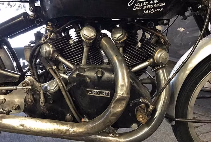 Buồng đốt của chiếc xe máy đồng nát - Vincent Black Lightning đời 1951 này được phủ bóng, các van (xuppap) được mạ một lớp chất hóa học cứng hơn và bền bỉ hơn, bộ chế hòa khí hai cổ góp nạp mang tên Amal 10TT9. Vincent Black Lightning được trang bị hộp số 4 cấp.