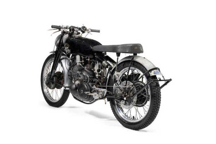 Trải qua 68 năm tồn tại, chiếc Vincent Black Lightning trong bài viết này chỉ mới đi được chỉ 8.587 km (5.336 dặm) tính theo ODO trên đồng hồ. Trong lịch sử chỉ có đúng 30 chiếc Black Lightning được tạo ra và hoàn toàn là loại nguyên gốc chứ không phải loại đã qua phục hồi.