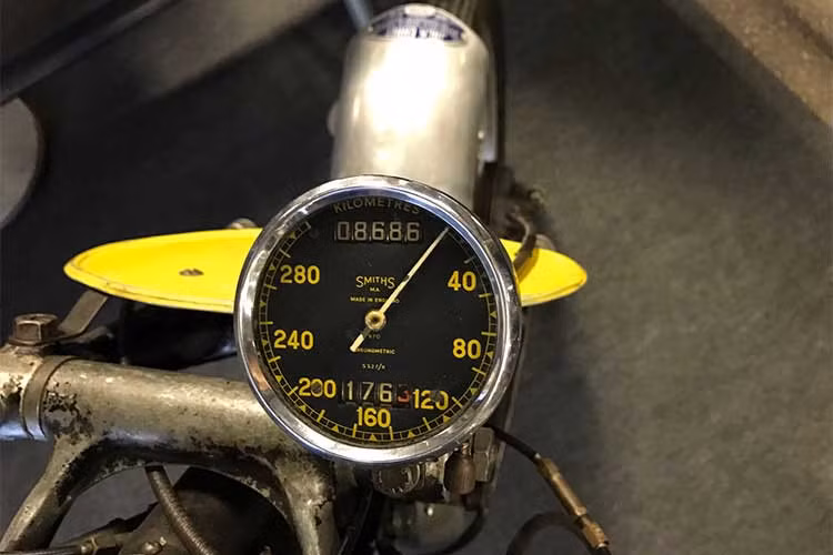 Xe được phát triển dựa trên mẫu Black Shadow huyền thoại - mẫu xe được mệnh danh là "siêu môtô" đầu tiên trên thế giới. Shadow nổi tiếng là có tốc độ nhanh hơn cả Jaguar XJ120 (mẫu ôtô nhanh nhất thời đó) - 196 km/h.