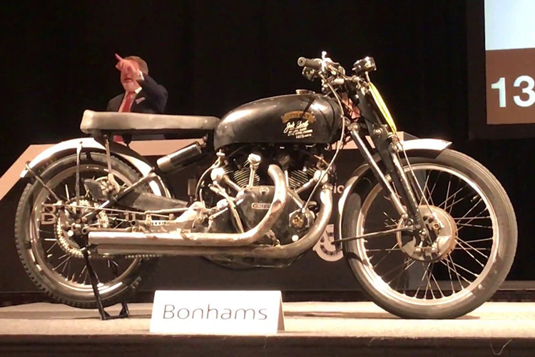 Những chiếc xe hơi cổ được bán với giá hàng triệu thậm chí hàng chục triệu đô là chuyện quá bình thường trong làng xe, tuy nhiên với một chiếc xe máy mà đạt đến mức giá kỉ lục tới hơn 22 tỉ đồng là điều hiếm có. Đó chính là trường hợp của chiếc xe máy Vincent Black Lightning từ thập niên 50 của thế kỷ trước được bán đấu giá vào năm ngoái tại Mỹ.
