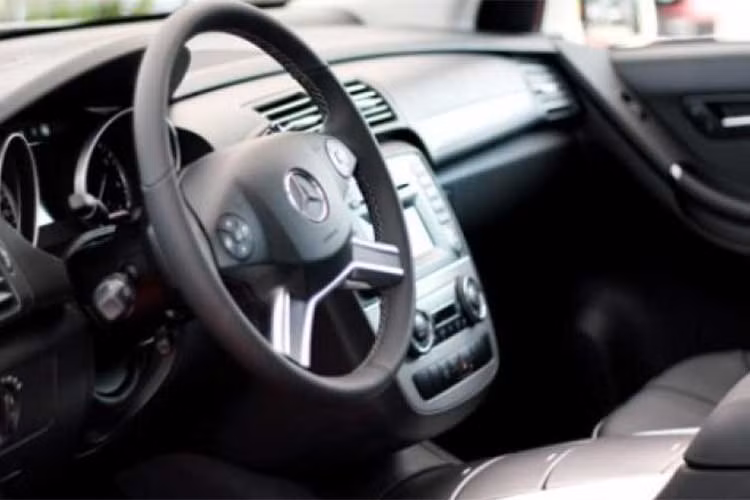 Thay đổi lớn nhất ở nội thất là tăng lên 7 chỗ so với 6 chỗ các đời trước. Khi gập hàng ghế thứ hai, không gian chở đồ có thể lên tới 2.835 lít. Cửa sau đóng bằng nút bấm hoặc mở cửa từ xa. Điều hòa 3 vùng độc lập, cửa sổ trời toàn cảnh panorama.