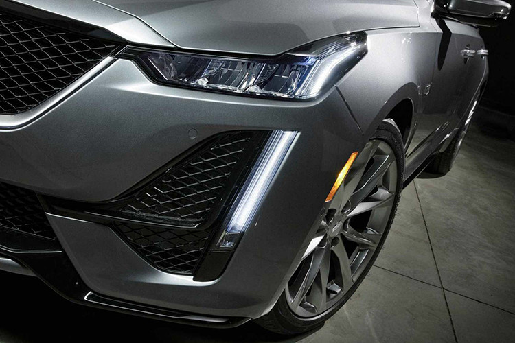 So với người tiền nhiệm CTS, Cadillac CT5 mới được thiết kế mặt trước góc cạnh mạnh mẽ, hiện đại và cá tính hơn với đèn chiếu sáng ban ngày tràn xuống hai bên hốc gió phía trước, phong cách thiết kế tương tự như đèn của mẫu SUV XT6 mới mà Cadillac giới thiệu cách đây không lâu.