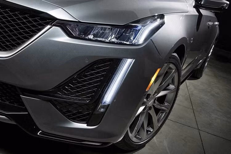 So với người tiền nhiệm CTS, Cadillac CT5 mới được thiết kế mặt trước góc cạnh mạnh mẽ, hiện đại và cá tính hơn với đèn chiếu sáng ban ngày tràn xuống hai bên hốc gió phía trước, phong cách thiết kế tương tự như đèn của mẫu SUV XT6 mới mà Cadillac giới thiệu cách đây không lâu.