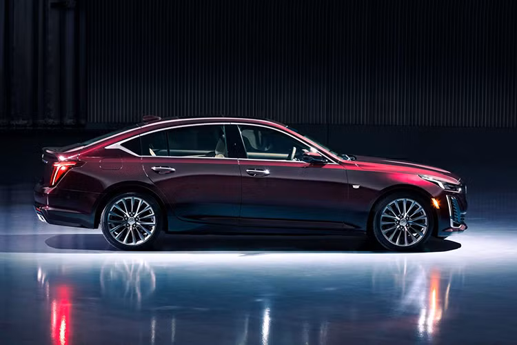 Cadillac CT5 2020 mới được phát triển dựa trên nền tảng khung gầm Alpha mới của hãng xe Mỹ, sử dụng hệ dẫn động cầu sau (RWD) tiêu chuẩn hoặc bốn bánh toàn thời gian (AWD) tùy thuộc vào phiên bản.