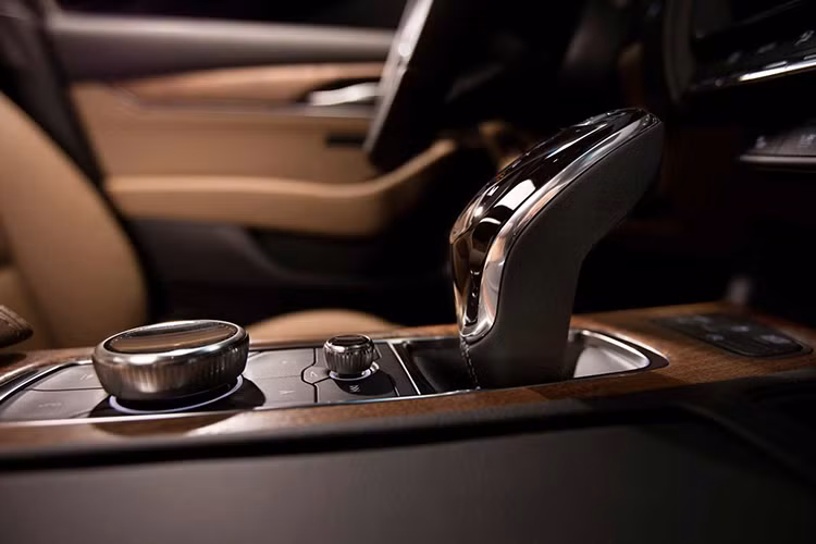 Ghế ngồi, tay vịn trung tâm và táp-pi cửa được bọc da... Cadillac hứa hẹn CT5 sẽ mang đến trải nghiệm cabin đẳng cấp cho khách hàng với hệ thống âm thanh cao cấp từ loa Bose Performance Series, thư viện âm thanh được quản lý độc quyền của Cadillac và công nghệ khử tiếng ồn chủ động,... 