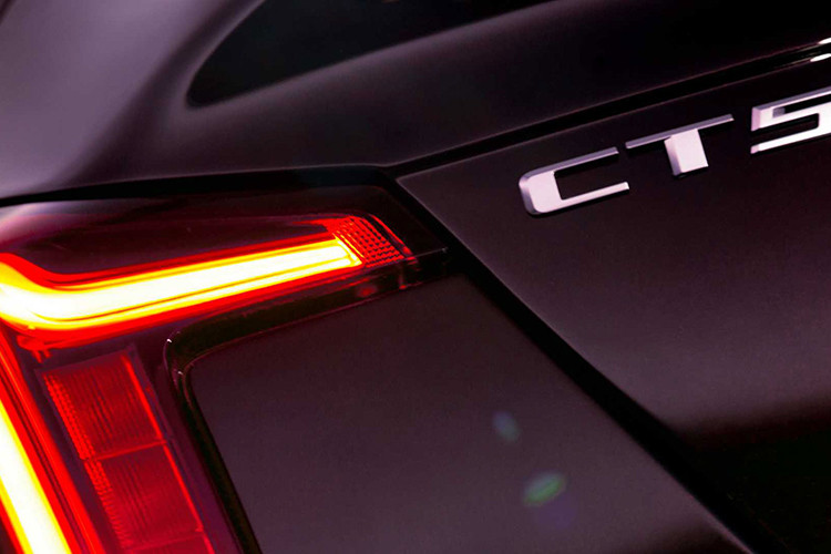 Bên cạnh đó, lưới tản nhiệt phía trước lớn tạo nên nét bề thế, vững chãi cho phần đầu xe làm gợi nhớ đến mẫu concept Escala được Cadillac giới thiệu tại Triển lãm LA Auto Show 2016. Hình phía trên là 2 phiên bản của dòng CT5, trong đó bản Premium Luxury mang màu tím và bản Sport mang màu xám tro.