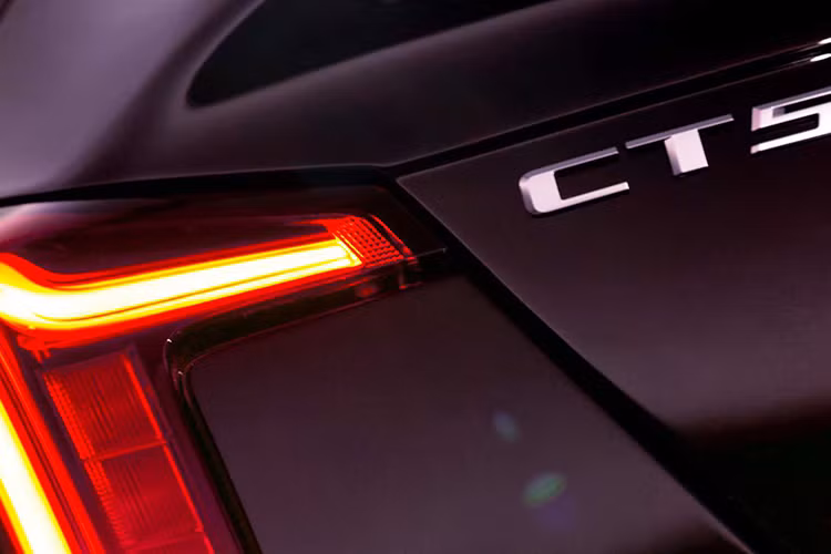 Bên cạnh đó, lưới tản nhiệt phía trước lớn tạo nên nét bề thế, vững chãi cho phần đầu xe làm gợi nhớ đến mẫu concept Escala được Cadillac giới thiệu tại Triển lãm LA Auto Show 2016. Hình phía trên là 2 phiên bản của dòng CT5, trong đó bản Premium Luxury mang màu tím và bản Sport mang màu xám tro.