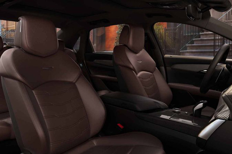 Hãng xe sang Cadillac cũng hé lộ một chút về nội thất CT5 mới, cụ thể là bảng điều khiển trung tâm được ốp gỗ và núm xoay điều khiển hệ thống thông tin giải trí mới thiết kế rất tinh tế.