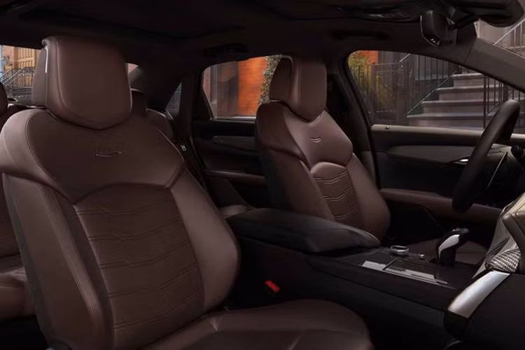 Hãng xe sang Cadillac cũng hé lộ một chút về nội thất CT5 mới, cụ thể là bảng điều khiển trung tâm được ốp gỗ và núm xoay điều khiển hệ thống thông tin giải trí mới thiết kế rất tinh tế.