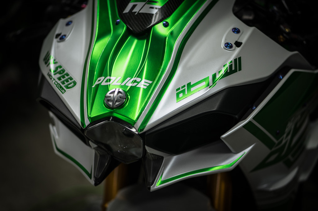 Đầu xe được dán dòng chữ Police bên trên logo H2, đúng với phong cách xe cảnh sát Dubai. Hai hốc hút gió phía trước tương tự trên những siêu xe, kết hợp với cánh gió mũi nhằm tăng lực ép xuống mặt đường ở tốc độ cao.