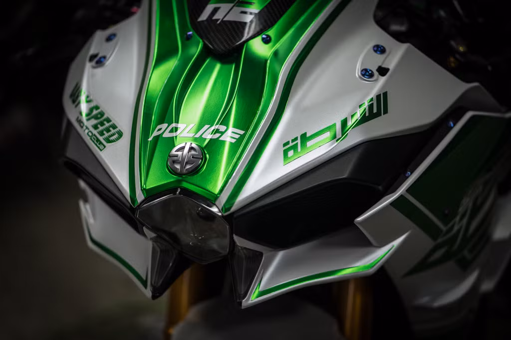 Đầu xe được dán dòng chữ Police bên trên logo H2, đúng với phong cách xe cảnh sát Dubai. Hai hốc hút gió phía trước tương tự trên những siêu xe, kết hợp với cánh gió mũi nhằm tăng lực ép xuống mặt đường ở tốc độ cao.