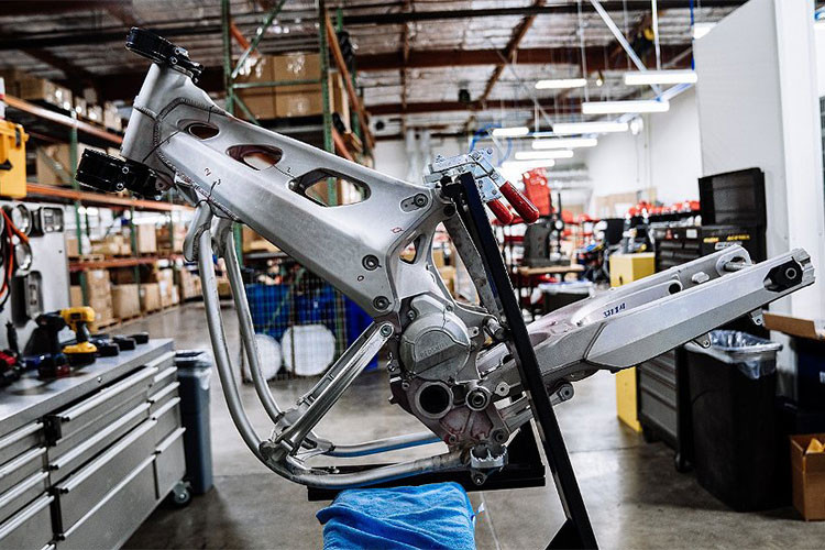 Tương tự như các mẫu xe môtô chạy điện khác của CSC, mẫu xe CSC City Slicker sẽ được được sản xuất tại nhà máy của Zongshen, một trong những nhà sản xuất môtô hai bánh lớn nhất tại thị trường Trung Quốc.