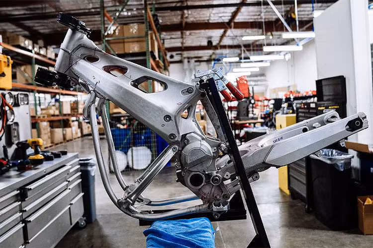 Tương tự như các mẫu xe môtô chạy điện khác của CSC, mẫu xe CSC City Slicker sẽ được được sản xuất tại nhà máy của Zongshen, một trong những nhà sản xuất môtô hai bánh lớn nhất tại thị trường Trung Quốc.