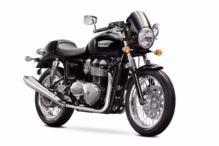 Nguyên bản chiếc Thruxton 2015 dài 2.150 mm, rộng 830 mm và cao 1.095 mm. Chiều cao yên 820 mm. Bộ ốp ngoài cụm đèn pha mới với phong cách cafe racer.