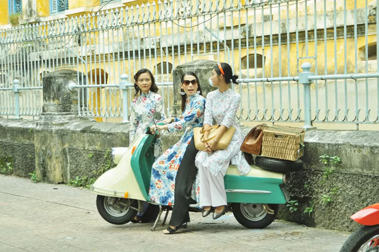 Những nữ sinh duyên dáng trong tà áo dài, tay đeo túi xách da hiệu đi chiếc xe máy tay ga Lambretta cổ đầy vẻ sang chảnh.