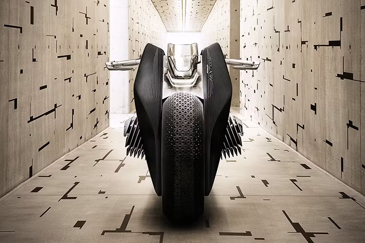 Theo BMW, công nghệ tích hợp trên chiếc xe này cho phép nó tự giữ cân bằng trong cả 2 trường hợp dừng lại (dành cho người chưa vững tay lái – khá tiện lợi trong vài trường hợp) và khi đi (dành cho những người muốn trải nghiệm tốc độ cao nhưng lo sợ về độ an toàn).