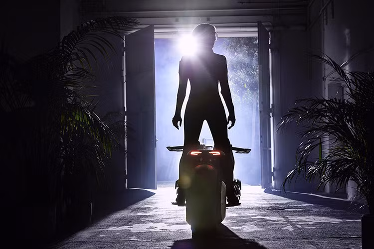 Cùng các thiết lập tùy chỉnh để tối đa hóa trải nghiệm và hệ thống Visor (tạm dịch tầm nhìn) là một kính đeo mắt thông minh có khả năng mở rộng tầm nhìn và được điều khiển bằng cử động của mắt người lái.