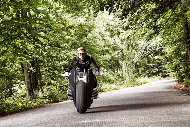 Dù có thiết kế giống dòng naked bike nhưng BMW Motorrad Vision Next 100 lại có cách bố trí các bề mặt thông minh để bảo vệ người lái khỏi gió tạt và thời tiết xấu như xe full-fairing.