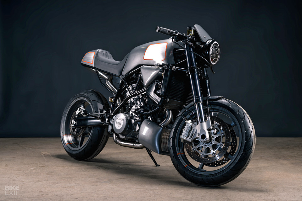 Một nghịch lý lạ đời đó là phương tiện di chuyển mỗi ngày của các nghệ nhân độ môtô lại thường nguyên bản. Điều lạ lùng này cũng xảy đến với Tony Prust, chủ lò độ Analog Motorcycles. Anh ấy cực kì hâm mộ xe môtô KTM và sở hữu rất nhiều, đa phần là nguyên bản.