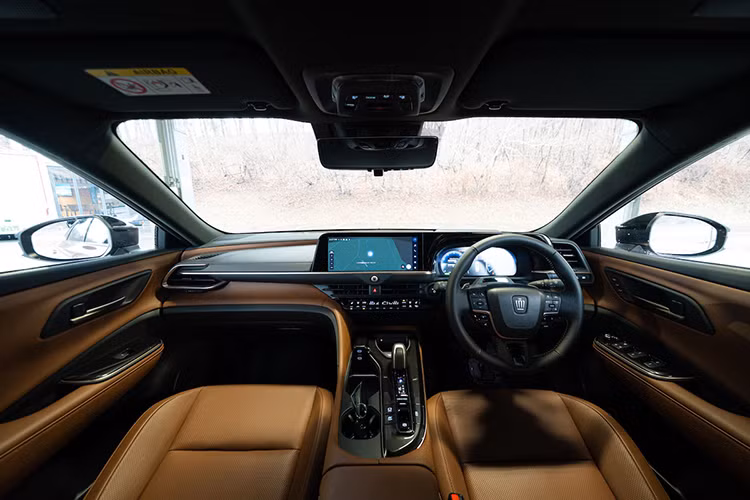 Bên trong xe, Toyota Crown Estate được trang bị nội thất 2 hàng ghế với 5 chỗ ngồi và dung tích khoang hành lý tiêu chuẩn 470 lít. Khi gập ghế sau, khoang chứa đồ có thể đạt chiều dài 2 mét và có dung tích 1.470 lít. Nội thất của xe có 3 tùy chọn màu là đen, nâu và xanh đậm - đen. Thêm vào đó là những điểm nhấn màu đồng như nẹp trên mặt táp-lô, tapi cửa, cụm điều khiển trung tâm và viền cửa gió điều hòa.