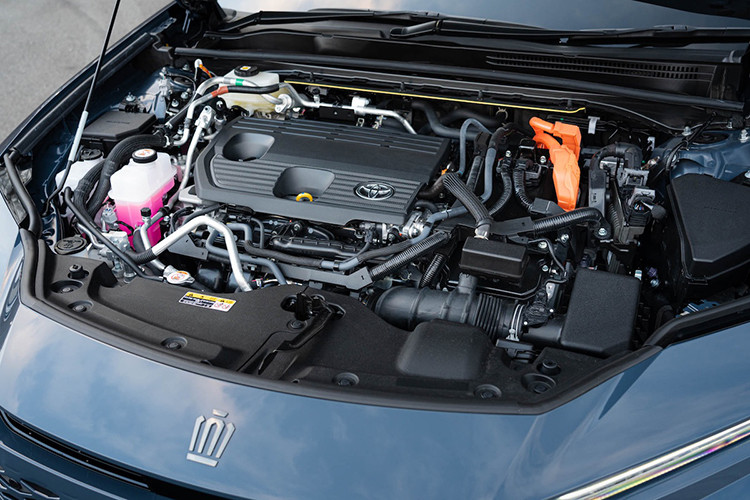 Nhờ cụm pin lithium-ion 51 Ah, Toyota Crown Estate PHEV có thể chạy 89 km mà không tốn 1 giọt xăng. Trong khi đó, phiên bản Hybrid dùng pin 5 Ah. Thời gian sạc đầy pin của phiên bản PHEV là 5,5 giờ bằng nguồn điện 200 V/16 A, 3,5 giờ với nguồn điện 200 V/30 A và 33 giờ với nguồn 100 V/6A. Trong khi đó, nếu dùng sạc nhanh DC, thời gian tăng dung lượng pin lên 80% là khoảng 38 phút.