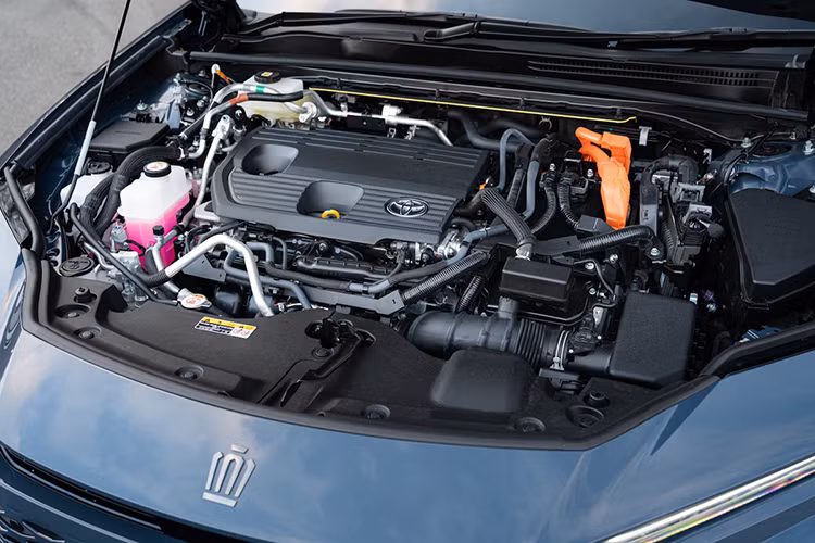 Nhờ cụm pin lithium-ion 51 Ah, Toyota Crown Estate PHEV có thể chạy 89 km mà không tốn 1 giọt xăng. Trong khi đó, phiên bản Hybrid dùng pin 5 Ah. Thời gian sạc đầy pin của phiên bản PHEV là 5,5 giờ bằng nguồn điện 200 V/16 A, 3,5 giờ với nguồn điện 200 V/30 A và 33 giờ với nguồn 100 V/6A. Trong khi đó, nếu dùng sạc nhanh DC, thời gian tăng dung lượng pin lên 80% là khoảng 38 phút.