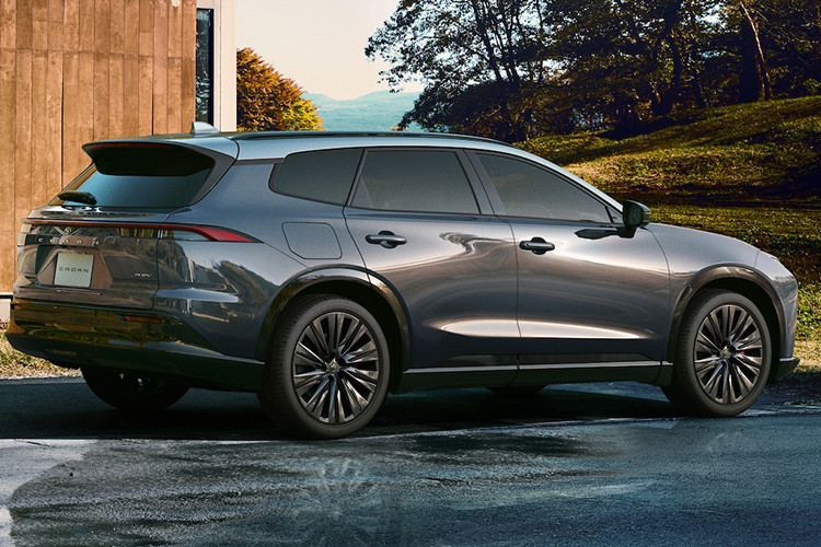 Dù ở phiên bản nào, xe cũng được trang bị hệ thống treo thanh giằng MacPherson phía trước và đa liên kết phía sau. Hệ thống treo thích ứng Adaptive Variable Suspension (AVS) với 3 chế độ, bao gồm Normal, Sport và Rear Comfort, cũng được trang bị cho mẫu xe này. 