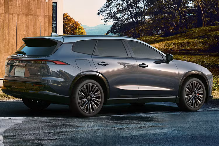 Dù ở phiên bản nào, xe cũng được trang bị hệ thống treo thanh giằng MacPherson phía trước và đa liên kết phía sau. Hệ thống treo thích ứng Adaptive Variable Suspension (AVS) với 3 chế độ, bao gồm Normal, Sport và Rear Comfort, cũng được trang bị cho mẫu xe này. 