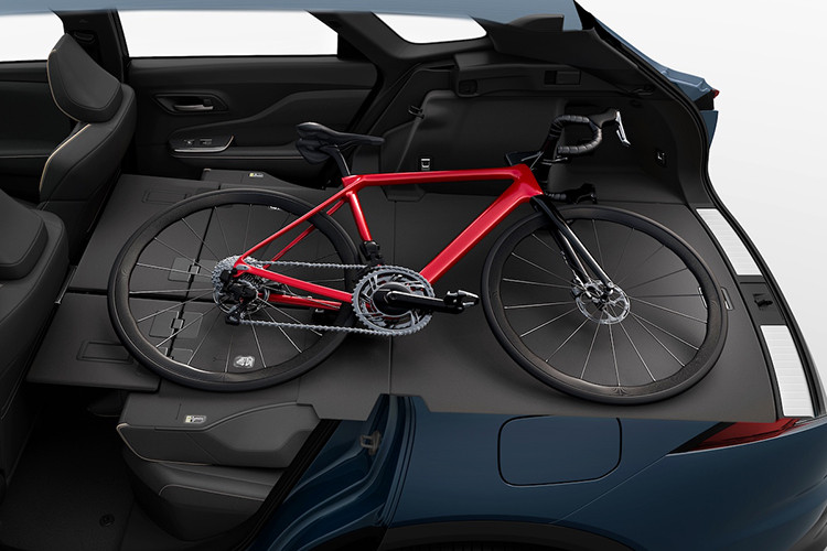 Ở cả hai phiên bản, xe đều dùng động cơ xăng 4 xi-lanh, dung tích 2.5L, cho công suất tối đa 190 mã lực tại tua máy 6.000 vòng/phút và mô-men xoắn cực đại 236 Nm tại dải tua máy 4.300 - 4.500 vòng/phút. Hai con số tương ứng ở phiên bản PHEV là 177 mã lực tại tua máy 6.000 vòng/phút và 219 Nm tại tua máy 3.600 vòng/phút.