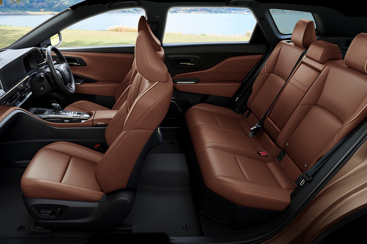 Toyota Crown Estate được trang bị ghế bọc da thật, vô lăng/cần số bọc da cùng bảng đồng hồ kỹ thuật số nối liền với màn hình cảm ứng trung tâm, cả hai đều có kích thước 12,3 inch. Ngoài ra, xe còn có những trang bị đáng chú ý khác như gương chiếu hậu kỹ thuật số, camera hành trình trước/sau, hệ thống định vị kết nối, điều hòa tự động, cửa gió/bệ tì tay trung tâm dành cho hàng ghế sau, cửa sổ trời toàn cảnh...