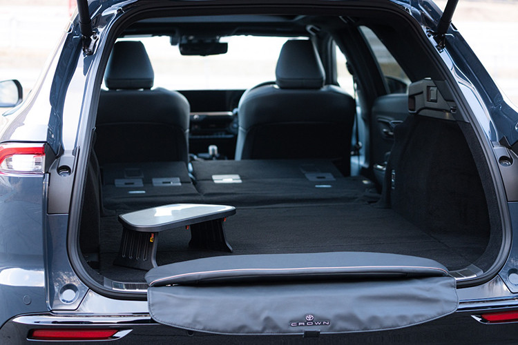 Chưa hết, hai phiên bản còn đi kèm mô-tơ điện 5NM trên cầu trước, cho công suất tối đa 182 mã lực và mô-men xoắn cực đại 270 Nm. Hai con số tương ứng của mô-tơ điện 4NM phía sau là 54 mã lực và 121 Nm. Cách bố trí này mang đến hệ dẫn động 4 bánh E-Four cho cả hai phiên bản.