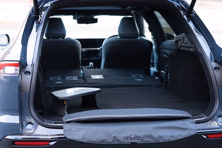 Chưa hết, hai phiên bản còn đi kèm mô-tơ điện 5NM trên cầu trước, cho công suất tối đa 182 mã lực và mô-men xoắn cực đại 270 Nm. Hai con số tương ứng của mô-tơ điện 4NM phía sau là 54 mã lực và 121 Nm. Cách bố trí này mang đến hệ dẫn động 4 bánh E-Four cho cả hai phiên bản.