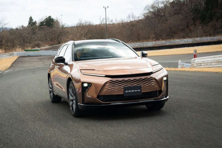 Cụ thể, Toyota Crown Estate có kích thước dài x rộng x cao lần lượt 4.930 x 1.880 x 1.620 mm và chiều dài cơ sở 2.850 mm. Mẫu xe này có kích thước lớn hơn cả hai người anh em Toyota Crown Sport và Crown Crossover. Bên ngoài, xe này được áp dụng phong cách thiết kế tương tự các thành viên còn lại của Toyota Crown thế hệ mới.