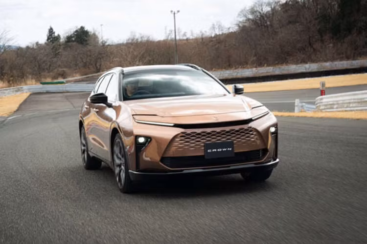 Cụ thể, Toyota Crown Estate có kích thước dài x rộng x cao lần lượt 4.930 x 1.880 x 1.620 mm và chiều dài cơ sở 2.850 mm. Mẫu xe này có kích thước lớn hơn cả hai người anh em Toyota Crown Sport và Crown Crossover. Bên ngoài, xe này được áp dụng phong cách thiết kế tương tự các thành viên còn lại của Toyota Crown thế hệ mới.