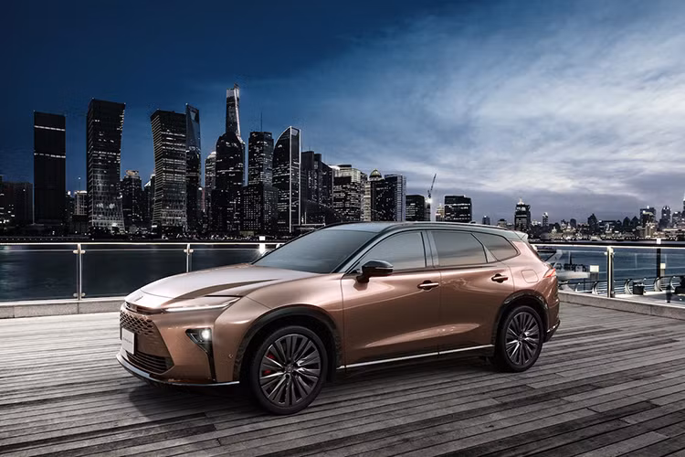 Bên cạnh đó là hàng loạt chi tiết ngoại thất màu đen bóng như cản trước/sau, ốp gương chiếu hậu, hốc bánh, bệ cửa, cánh gió mui, nóc, các cột bên sườn và ăng ten vây cá mập. Trên đầu xe và trục bánh đều có logo hình vương miện của dòng xe Toyota Crown. Trong khi đó, cửa cốp lại đi kèm logo quen thuộc của hãng.