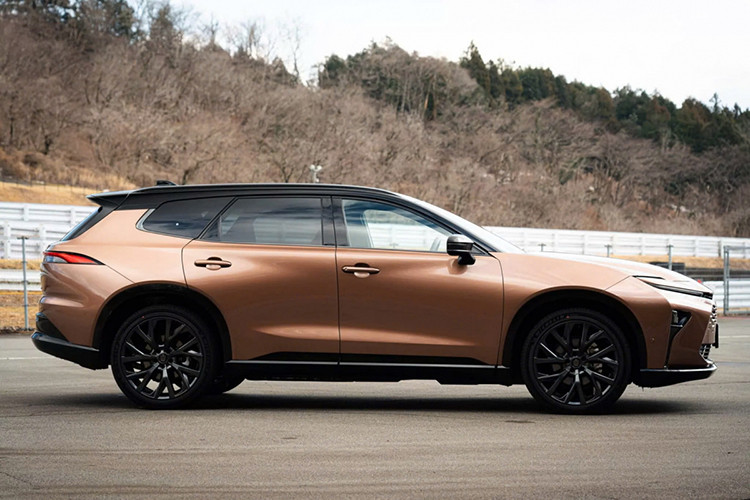 Trở lại thị trường Nhật Bản sau hơn 15 năm vắng bóng, Toyota Crown Estate thế hệ mới không phải là xe station wagon như trước. Thay vào đó, mẫu xe này được định vị trong phân khúc SUV hạng trung với chiều dài cơ sở ngang ngửa Toyota Land Cruiser thế hệ mới.