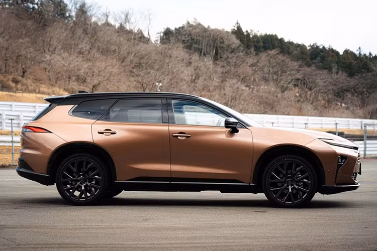 Trở lại thị trường Nhật Bản sau hơn 15 năm vắng bóng, Toyota Crown Estate thế hệ mới không phải là xe station wagon như trước. Thay vào đó, mẫu xe này được định vị trong phân khúc SUV hạng trung với chiều dài cơ sở ngang ngửa Toyota Land Cruiser thế hệ mới.