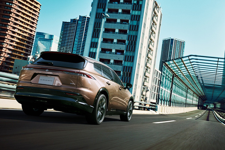 Xe sở hữu lưới tản nhiệt hẹp với thiết kế giống Lexus, 2 dải đèn LED định vị ban ngày cực mỏng, đèn pha LED nằm ở hai góc và hốc gió trung tâm rộng trên cản trước. Tiếp theo đó là bộ vành hợp kim 21 inch với thiết kế đa chấu sơn màu xám khỏe khoắn và cụm đèn hậu LED mỏng nối liền hai bên.