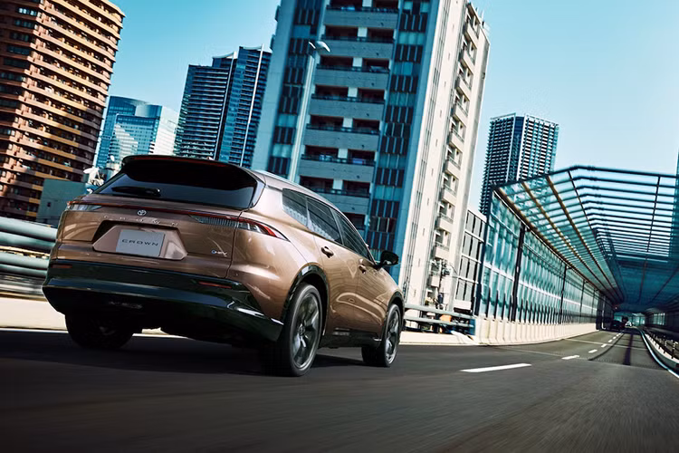 Xe sở hữu lưới tản nhiệt hẹp với thiết kế giống Lexus, 2 dải đèn LED định vị ban ngày cực mỏng, đèn pha LED nằm ở hai góc và hốc gió trung tâm rộng trên cản trước. Tiếp theo đó là bộ vành hợp kim 21 inch với thiết kế đa chấu sơn màu xám khỏe khoắn và cụm đèn hậu LED mỏng nối liền hai bên.