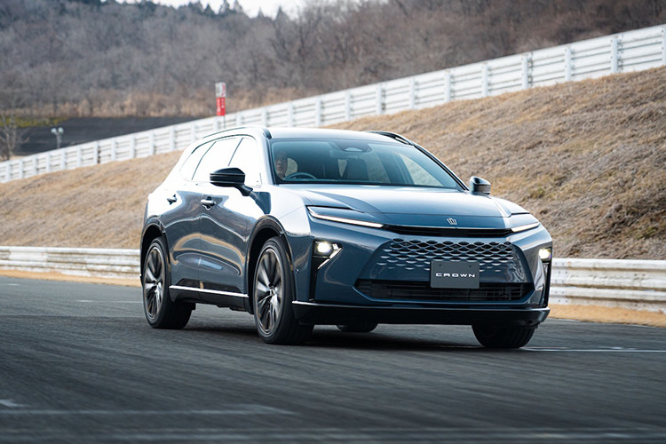 Tại thị trường Nhật Bản, giá xe Toyota Crown Estate 2025 có mức bán ra từ 6,35 triệu Yên (khoảng 1,08 tỷ đồng) với bản Z Hybrid và 8,1 triệu Yên (1,38 tỷ đồng) với bản RS PHEV. Xe sẽ được sản xuất tại nhà máy Tsutsumi của Toyota với kế hoạch bán 1.500 chiếc/tháng ở Nhật Bản.