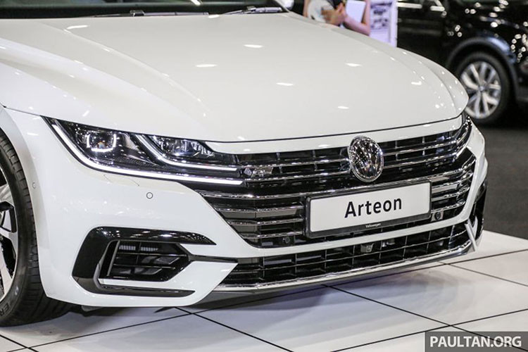 Mẫu xe Arteon được đánh giá là chiếc sedan thể thaoVolkswagen hàng đầu của thương hiệu xe hơi đình đám Đức - Volkswagen (VW), cái tên ''Arteon'' được đặt tên bằng cách ghép các từ “Art” (nghệ thuật) và từ “Eon” - chỉ những phiên bản xe hướng tới giới thượng lưu.