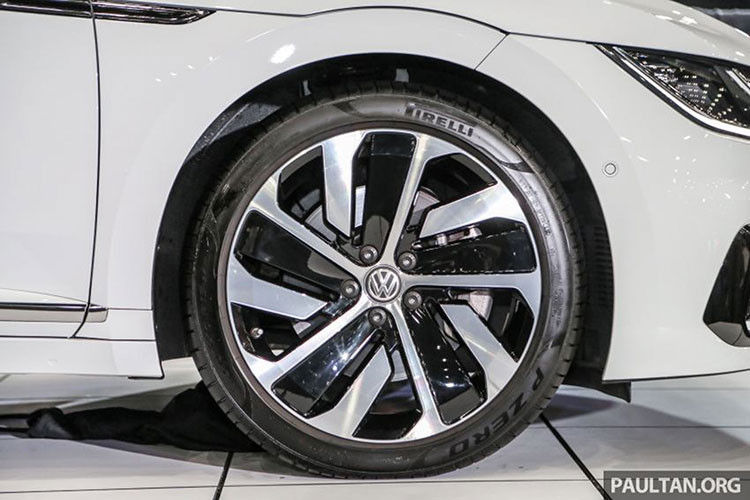 Xe có cửa sau mở rộng và khoang hành lý có thể tích khá lớn. Phần đuôi của Arteon được thiết kế đơn giản nhưng tinh tế theo phong cách Volkswagen với cặp đèn hậu LED chạy ngang, logo chữ W nằm chính giữa kèm dòng chữ Arteon nổi bật. Nó cũng có thiết kế cửa dạng không xương tương tự như Audi A7 hay Mercedes-Benz CLS.