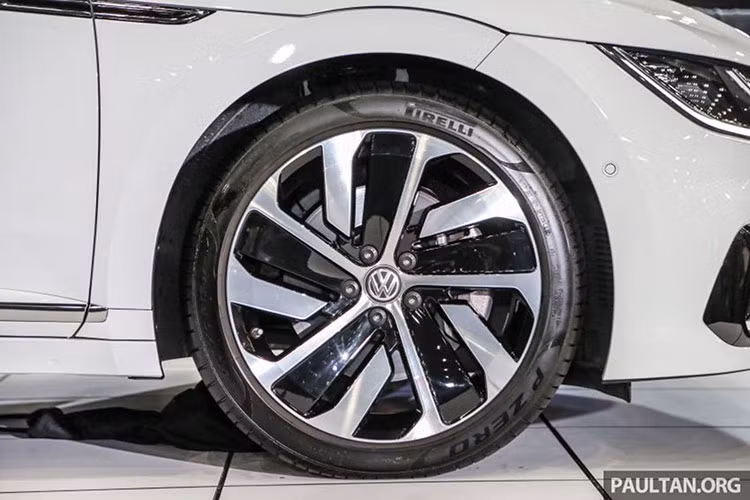 Xe có cửa sau mở rộng và khoang hành lý có thể tích khá lớn. Phần đuôi của Arteon được thiết kế đơn giản nhưng tinh tế theo phong cách Volkswagen với cặp đèn hậu LED chạy ngang, logo chữ W nằm chính giữa kèm dòng chữ Arteon nổi bật. Nó cũng có thiết kế cửa dạng không xương tương tự như Audi A7 hay Mercedes-Benz CLS.